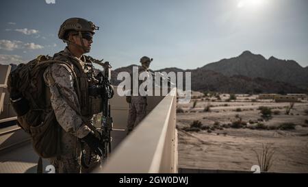 Caporal de lance du corps des Marines des États-Unis Kevin Masar (premier plan), de Blanchard, Okla.., et lance Cpl. Daniel Zamora (arrière-plan), de Midland TX., deux débardeurs, affectés à la Compagnie de l'Inde, 3e bataillon, 1er Régiment maritime, 1re Division maritime, poste de sécurité pendant le cours d'instructeur d'armes et de tactiques (WTI) 1-22, à Deuce Village, près de Yuma Ariz., 29 septembre 2021. WTI est un événement de formation de sept semaines organisé par un Escadron d'armes et de tactiques de l'aviation maritime, un escadron. fournir une formation et une préparation tactiques avancées standardisées, et aider à développer et à utiliser des armes et des tactiques d'aviation. (É.-U. Mari Banque D'Images