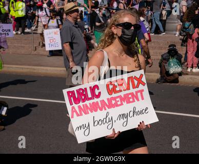 Washington, États-Unis. 02 octobre 2021. Les gens descendent dans les rues à Washington, DC pour la Marche des femmes dans le cadre d'une série de manifestations nationales en faveur des droits à l'avortement le 2 octobre 2021. (Photo par Matthew Rodier/Sipa USA) crédit: SIPA USA/Alay Live News Banque D'Images