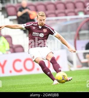 Tynecastle Park .Edinburgh.Scotland, Royaume-Uni. 2 octobre 2021. Coeurs vs Motherwell.Cinch Premiership Match coeurs Stephen Kingsley feux de la maison 2ème but de coup de pied libre vs Motherwell . Crédit : eric mccowat/Alay Live News Banque D'Images