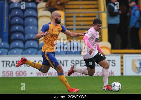 MANSFIELD, ROYAUME-UNI. Farrend Rawson de Mansfield Town en action avec Josh Gordon de Barrow lors du match Sky Bet League 2 entre Mansfield Town et Barrow au One Call Stadium, Mansfield, le samedi 2 octobre 2021. (Credit: Mark Fletcher | MI News) Credit: MI News & Sport /Alay Live News Banque D'Images