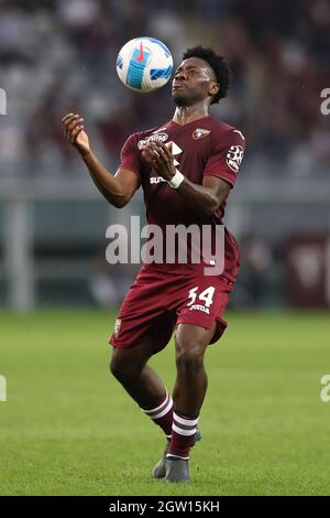 Turin, Italie, 2 octobre 2021. Ola Aina de Torino FC contrôle la balle sur sa poitrine pendant le match de la série A au Stadio Grande Torino, Turin. Le crédit photo devrait se lire: Jonathan Moscrop / Sportimage Banque D'Images