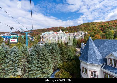 Mont-Tremblant, Québec, Canada - 1er octobre 2021 : visite en téléphérique au Mont Tremblant Resort en automne. Banque D'Images