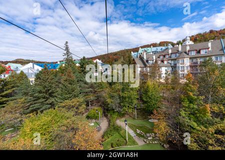 Mont-Tremblant, Québec, Canada - 1er octobre 2021 : visite en téléphérique au Mont Tremblant Resort en automne. Banque D'Images