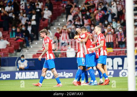 Madrid, Espagne. 02 octobre 2021. Atletico de Madrid les joueurs ont vu célébrer un but lors du match de la Liga Santander 2021/2022 entre l'Atletico de Madrid et le FC Barcelone au stade Wanda Metropolitano. (Score final; Atletico de Madrid 2:0 FC Barcelona) crédit: SOPA Images Limited/Alay Live News Banque D'Images