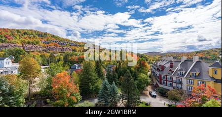 Mont-Tremblant, Québec, Canada - 1er octobre 2021 : vue aérienne du complexe Mont-Tremblant en automne. Banque D'Images