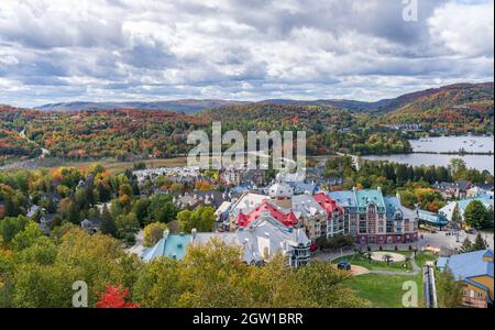 Mont-Tremblant, Québec, Canada - 1er octobre 2021 : vue aérienne du complexe Mont-Tremblant en automne. Banque D'Images