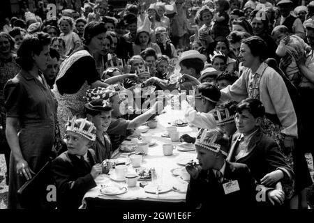 Une fête de rue le jour de la victoire en Europe, le 8 mai 1945 Banque D'Images