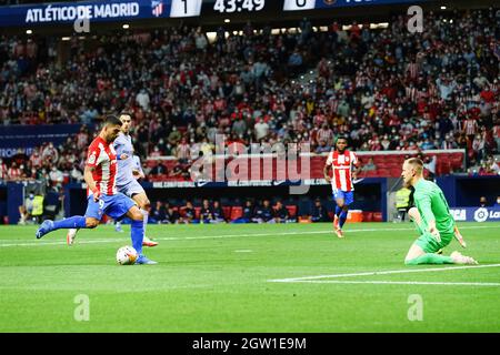 Madrid, Espagne. 02 octobre 2021. Luis Suarez (L) a vu marquer un but contre Marc Andre Ter Stegen (R) lors du match de la Liga Santander 2021/2022 entre l'Atlético de Madrid et le FC Barcelone au stade Wanda Metropolitano. (Note finale; Atletico de Madrid 2:0 FC Barcelona) (photo de Francis Gonzalez/SOPA Images/Sipa USA) crédit: SIPA USA/Alay Live News Banque D'Images