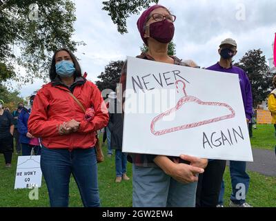 Liban, New Hampshire, États-Unis. 2 octobre 2021. Les résidents du New Hampshire disent « plus jamais » aux avortements illégaux dans une ruelle, car ils se sont prononcés contre l'accès restreint à l'avortement. Le nouveau gouverneur de HampshireÃs, Chris Sununu, a récemment signé la loi sur les restrictions à l'avortement qui débuteront en 2022. L'État a également désfinancé les cliniques de planification familiale, utilisées dans une large mesure par les femmes à faible revenu, qui fournissent des avortements. (Image de crédit : © Sue Dorfman/ZUMA Press Wire) Banque D'Images