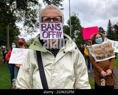 Liban, New Hampshire, États-Unis. 2 octobre 2021. Linda Taylor demande au gouvernement de garder le contrôle de toute restriction qui interdira l'accès à des avortements sécuritaires et légaux. Elle était l'une des milliers de personnes qui ont participé aux plus de 600 rassemblements similaires pro-choix qui ont eu lieu à travers les États-Unis. (Image de crédit : © Sue Dorfman/ZUMA Press Wire) Banque D'Images