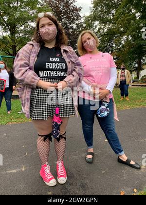 Liban, New Hampshire, États-Unis. 2 octobre 2021. Texans Adrienne Guss, âgée de 17 ans, et sa mère Kelli Guss, sont venus au rassemblement pour la liberté de reproduction au Liban, New Hampshire pour défendre leurs amis de retour au Texas qui n'ont plus de choix en matière de reproduction et pour parler de choix pour toutes les femmes. Plus de 600 rassemblements similaires ont eu lieu à travers les États-Unis pour exiger un accès non restrictif à des avortements sûrs et légaux. (Image de crédit : © Sue Dorfman/ZUMA Press Wire) Banque D'Images