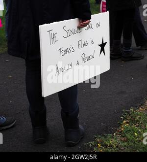 Liban, New Hampshire, États-Unis. 2 octobre 2021. Plus de 600 rassemblements ont eu lieu à travers les États-Unis pour exiger que les femmes aient le droit de contrôler leurs choix en matière de reproduction. Un signe a signalé que l'étoile sur le drapeau TexasÃ représente la notation donnée à cet état. (Image de crédit : © Sue Dorfman/ZUMA Press Wire) Banque D'Images