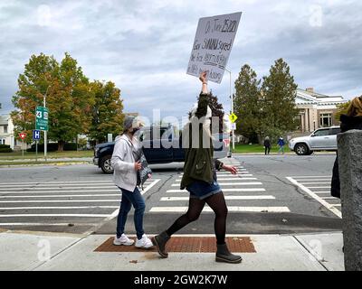 Liban, New Hampshire, États-Unis. 2 octobre 2021. Un participant à un rassemblement rural du New Hampshire pour la liberté de reproduction a un panneau appelant le gouverneur Chris Sununu. En juin, il a signé la première loi de New HampshireÃs limitant les avortements et exigeant des ultrasons pour déterminer un âge gestationnel fetusÃ. (Image de crédit : © Sue Dorfman/ZUMA Press Wire) Banque D'Images