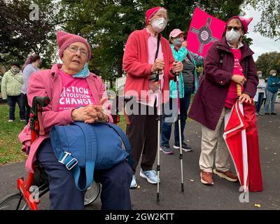 Liban, New Hampshire, États-Unis. 2 octobre 2021. Ayant assisté à des rassemblements sur les droits en matière de reproduction depuis les années 1970, ces femmes ne croyaient pas qu'elles continueraient à se battre pour le droit de choisir. Dans le sillage de nombreux États proposant et adoptant des lois limitant l'accès à l'avortement, plus de 600 rassemblements similaires ont eu lieu à travers les États-Unis. (Image de crédit : © Sue Dorfman/ZUMA Press Wire) Banque D'Images