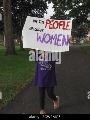 Liban, New Hampshire, États-Unis. 2 octobre 2021. Lors d'un rassemblement pour la liberté de reproduction, Adriana Azua, 5 ans, porte le signe « nous le peuple inclut les femmes » pour rappeler aux législateurs adultes que les femmes méritent les mêmes droits et les mêmes choix que les hommes. (Image de crédit : © Sue Dorfman/ZUMA Press Wire) Banque D'Images