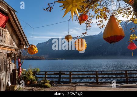 Décorations de lanternes orange devant le lac Hallstatt - Hallstatt, Autriche Banque D'Images