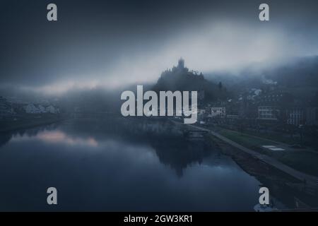 Matin brumeux à cochem - avec brouillard couvrant le château de Cochem et la ville - Cochem, Rhénanie-Palatinat, Allemagne Banque D'Images