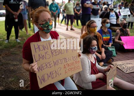 Manhattan, Kansas, États-Unis. 2 octobre 2021. Des manifestants tiennent des panneaux pendant la Marche nationale des femmes samedi. Conjointement avec la National Women's March, les dirigeants de Manhattan, KS ont organisé un rassemblement pour défendre les droits en matière de reproduction en réponse à la nouvelle loi texane sur l'avortement. Des manifestants pacifiques ont été rencontrés avec deux personnes de l'opposition lors du rassemblement de Sautrday. (Credit image: © Luke Townsend/ZUMA Press Wire) Banque D'Images