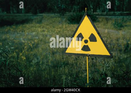 Signe de danger de rayonnement dans la forêt rouge - zone d'exclusion de Tchernobyl, Ukraine Banque D'Images