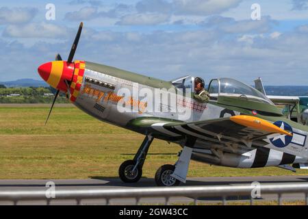 Un avion de chasse P-51D Mustang de l'aviation nord-américaine, un avion de chasse de la Seconde Guerre mondiale, lors d'un spectacle aérien à Mount Maunganui, en Nouvelle-Zélande Banque D'Images