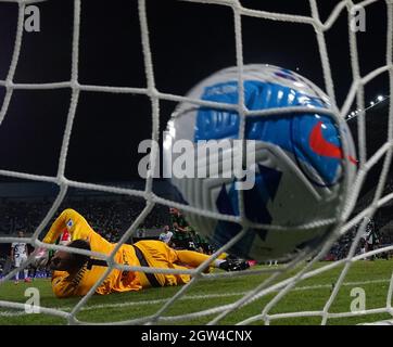 Reggio Emilia, Italie. 2 octobre 2021. Domenico Berardi (C) de Sassuolo marque le coup de pied de la pénalité lors d'un match de football entre Sassuolo et FC Inter à Reggio Emilia, Italie, le 2 octobre 2021. Crédit: Alberto Lingria/ Xinhua/Alay Live News Banque D'Images