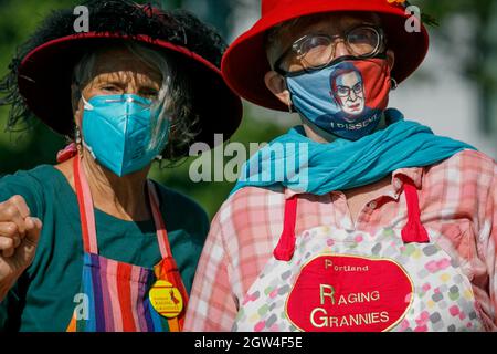 Portland, États-Unis. 02 octobre 2021. Les Raging Grannies, une association internationale de femmes âgées militantes de 35 ans, chantent à des ralliles de protestation sociale. Des milliers de personnes se sont ralliées, ont parlé et ont défilé pour les droits des femmes en matière de reproduction à Portland, Oregon, le 2 octobre 2021, dans le cadre d'un événement coordonné avec les rassemblements nationaux sur les droits des femmes. (Photo de John Rudoff/Sipa USA) crédit: SIPA USA/Alay Live News Banque D'Images