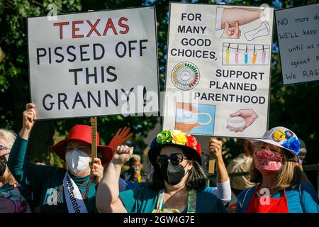 Portland, États-Unis. 02 octobre 2021. Les Raging Grannies, une association internationale de femmes âgées militantes de 35 ans, chantent à des ralliles de protestation sociale. Des milliers de personnes se sont ralliées, ont parlé et ont défilé pour les droits des femmes en matière de reproduction à Portland, Oregon, le 2 octobre 2021, dans le cadre d'un événement coordonné avec les rassemblements nationaux sur les droits des femmes. (Photo de John Rudoff/Sipa USA) crédit: SIPA USA/Alay Live News Banque D'Images