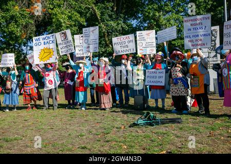 Portland, États-Unis. 02 octobre 2021. Les Raging Grannies, une association internationale de femmes âgées militantes de 35 ans, chantent à des ralliles de protestation sociale. Des milliers de personnes se sont ralliées, ont parlé et ont défilé pour les droits des femmes en matière de reproduction à Portland, Oregon, le 2 octobre 2021, dans le cadre d'un événement coordonné avec les rassemblements nationaux sur les droits des femmes. (Photo de John Rudoff/Sipa USA) crédit: SIPA USA/Alay Live News Banque D'Images