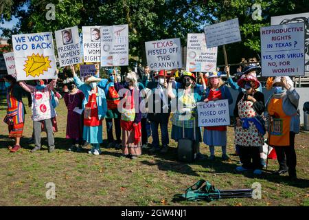 Portland, États-Unis. 02 octobre 2021. Les Raging Grannies, une association internationale de femmes âgées militantes de 35 ans, chantent à des ralliles de protestation sociale. Des milliers de personnes se sont ralliées, ont parlé et ont défilé pour les droits des femmes en matière de reproduction à Portland, Oregon, le 2 octobre 2021, dans le cadre d'un événement coordonné avec les rassemblements nationaux sur les droits des femmes. (Photo de John Rudoff/Sipa USA) crédit: SIPA USA/Alay Live News Banque D'Images