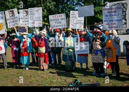 Portland, États-Unis. 02 octobre 2021. Les Raging Grannies, une association internationale de femmes âgées militantes de 35 ans, chantent à des ralliles de protestation sociale. Des milliers de personnes se sont ralliées, ont parlé et ont défilé pour les droits des femmes en matière de reproduction à Portland, Oregon, le 2 octobre 2021, dans le cadre d'un événement coordonné avec les rassemblements nationaux sur les droits des femmes. (Photo de John Rudoff/Sipa USA) crédit: SIPA USA/Alay Live News Banque D'Images