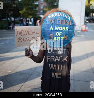 New York, New York, États-Unis. 2 octobre 2021. LYDIA MALLIX participe à la marche des femmes au Washington Square Park à New York. (Image de crédit : © Brian Branch Price/ZUMA Press Wire) Banque D'Images