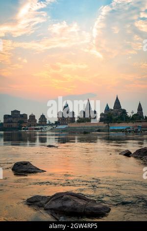 Cénotaphes (Chhatris) sur la rive de la rivière Betwa au coucher du soleil Banque D'Images