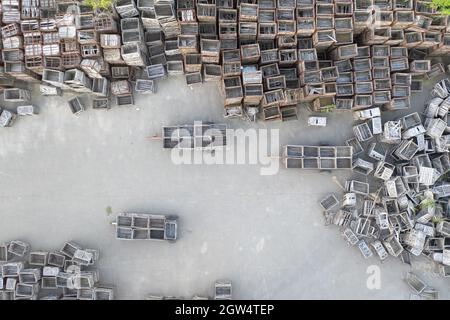 Beaucoup de caisses en bois sur le site d'asphalte. Vue aérienne. Banque D'Images