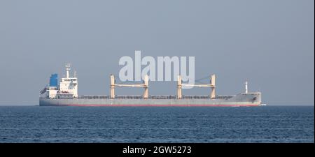 Grand navire-conteneur sur fond de ciel et de brume. Banque D'Images