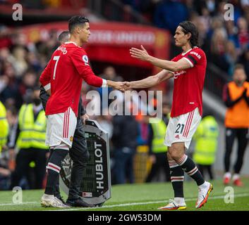 Manchester, Royaume-Uni. 3 octobre 2021. Cristiano Ronaldo (L) de Manchester United remplace son coéquipier Edinson Cavani lors du match de football de la Premier League entre Manchester United et Everton à Manchester, en Grande-Bretagne, le 2 octobre 2021. Credit: Xinhua/Alay Live News Banque D'Images