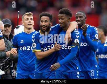Manchester, Royaume-Uni. 3 octobre 2021. Les joueurs d'Everton célèbrent le coup de sifflet final lors du match de football de la Premier League entre Manchester United et Everton à Manchester, en Grande-Bretagne, le 2 octobre 2021. Credit: Xinhua/Alay Live News Banque D'Images