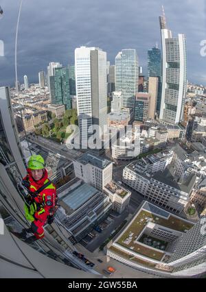 29 septembre 2021, Hessen, Francfort-sur-le-main : un pompier du groupe de secours en hauteur du service des incendies de Francfort descend du toit de la tour Winx pendant un exercice, tandis que les gratte-ciels du centre-ville peuvent être vus en arrière-plan. La moindre erreur peut être la chute des hommes de l'équipe de sauvetage en hauteur lors de leurs missions sur les gratte-ciels de la métropole bancaire. (À dpa « High up - height resevers in action in Extreme situations ») photo : Boris Roessler/dpa Banque D'Images