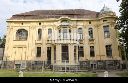 08 septembre 2021, Mecklembourg-Poméranie occidentale, Kühlungsborn: La Villa Baltique historique de 1910 a été utilisée pendant la période de la RDA jusqu'en 1990 comme une maison de loisirs pour la fédération syndicale FDGB, depuis lors, il est tombé en disréparation. En 2019, le bâtiment classé a été acheté par Jan et Berend Aschenbeck, développeurs de projets d'Oldenburg. Ils veulent rénover la maison et l'exploiter économiquement, ont besoin de ce point de vue de la possibilité de la nouvelle construction d'un bâtiment adjacent pour la gastronomie, la vente au détail, le bien-être et l'hôtel. Le 05.12.2021, les habitants de Kühlungsborn sont Banque D'Images