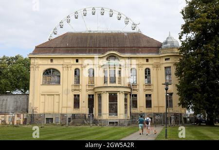 08 septembre 2021, Mecklembourg-Poméranie occidentale, Kühlungsborn: La Villa Baltique historique de 1910 a été utilisée pendant la période de la RDA jusqu'en 1990 comme une maison de loisirs pour la fédération syndicale FDGB, depuis lors, il est tombé en disréparation. En 2019, le bâtiment classé a été acheté par Jan et Berend Aschenbeck, développeurs de projets d'Oldenburg. Ils veulent rénover la maison et l'exploiter économiquement, ont besoin de ce point de vue de la possibilité de la nouvelle construction d'un bâtiment adjacent pour la gastronomie, la vente au détail, le bien-être et l'hôtel. Le 05.12.2021, les habitants de Kühlungsborn sont Banque D'Images