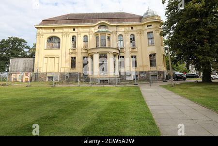 08 septembre 2021, Mecklembourg-Poméranie occidentale, Kühlungsborn: La Villa Baltique historique de 1910 a été utilisée pendant la période de la RDA jusqu'en 1990 comme une maison de loisirs pour la fédération syndicale FDGB, depuis lors, il est tombé en disréparation. En 2019, le bâtiment classé a été acheté par Jan et Berend Aschenbeck, développeurs de projets d'Oldenburg. Ils veulent rénover la maison et l'exploiter économiquement, ont besoin de ce point de vue de la possibilité de la nouvelle construction d'un bâtiment adjacent pour la gastronomie, la vente au détail, le bien-être et l'hôtel. Le 05.12.2021, les habitants de Kühlungsborn sont Banque D'Images