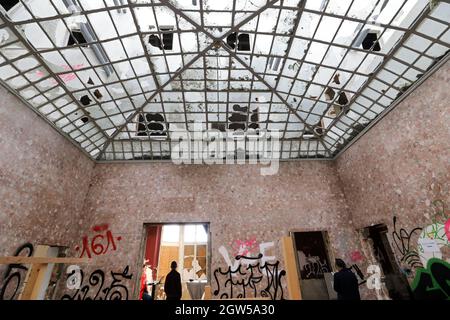 08 septembre 2021, Mecklembourg-Poméranie occidentale, Kühlungsborn: La Villa Baltique historique de 1910 a été utilisée pendant la période de la RDA jusqu'en 1990 comme une maison de loisirs pour la fédération syndicale FDGB, depuis lors, il est tombé en disréparation. En 2019, le bâtiment classé a été acheté par Jan et Berend Aschenbeck, développeurs de projets d'Oldenburg. Ils veulent rénover la maison et l'exploiter économiquement, ont besoin de ce point de vue de la possibilité de la nouvelle construction d'un bâtiment adjacent pour la gastronomie, la vente au détail, le bien-être et l'hôtel. Le 05.12.2021, les habitants de Kühlungsborn sont Banque D'Images