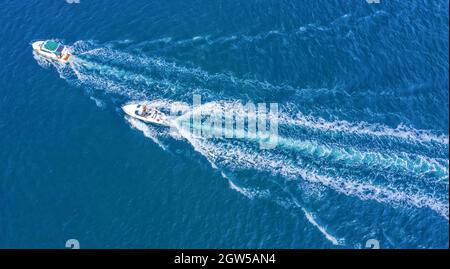 Vacances en mer. Deux yachts à grande vitesse, vue sur les drones. Promenades sur la mer, location de bateaux de mer. Banque D'Images