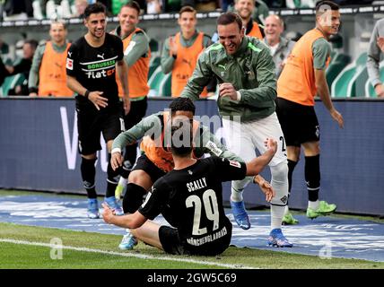 Wolfsburg, Allemagne. 2 octobre 2021. Joe Scally (avant) de Moenchengladbach fête ses scores lors du match de football allemand de la première division Bundesliga entre Borussia Moenchengladbach et VfL Wolfsburg à Wolfsburg, Allemagne, le 2 octobre 2021. Crédit: Ulrich Hufnagel/Xinhua/Alamy Live News Banque D'Images