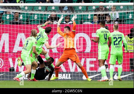 Wolfsburg, Allemagne. 2 octobre 2021. Breel Embolo de Moenchengladbach tire lors du match de football allemand de la première division Bundesliga entre Borussia Moenchengladbach et VfL Wolfsburg à Wolfsburg, Allemagne, le 2 octobre 2021. Crédit: Ulrich Hufnagel/Xinhua/Alamy Live News Banque D'Images