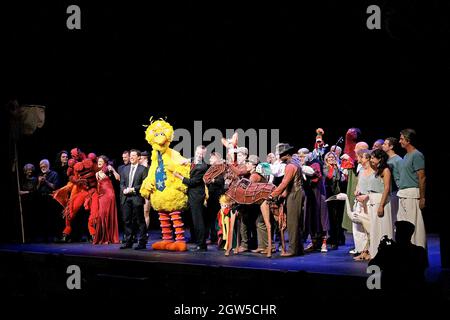 New York, NY, États-Unis. 17 octobre 2011. Les membres de la troupe à l'appel de rideau pour le gala de la nouvelle 42e rue au théâtre de la Nouvelle victoire. Crédit : Steve Mack/Alamy Banque D'Images