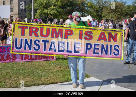 Washington, D.C., États-Unis. 2 octobre 2021. Des milliers de personnes se réunissent à Washington, D.C., pour le rassemblement des femmes pour la justice en matière d'avortement afin de protester contre de nouvelles lois restrictives sur l'avortement au Texas et contre la possibilité d'un renversement de l'affaire Roe c. Wade Supreme court. Credit: Kalen Martin/Alay Live News Banque D'Images