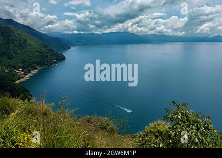 Vue sur le magnifique lac Atitlan dans les montagnes guatémaltèques, Solola, Guatemala Banque D'Images