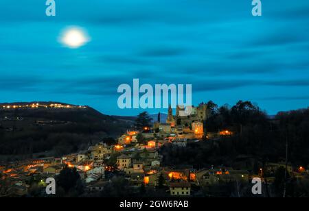 La lune derrière la colline de Chatillon d'Azergues Banque D'Images