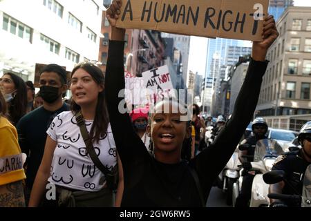 New York, États-Unis. 02 octobre 2021. Des milliers de personnes ont défilé de Foley Square au Washington Square Park, en se concentrant sur les droits en matière de reproduction, le 2 octobre 2021, à ne York. La cinquième marche annuelle a eu lieu dans plusieurs villes du pays, à peine deux jours avant que la Cour suprême des États-Unis ne se réunisse pour un nouveau mandat. Cette année, l'accent a été mis sur la loi très restrictive sur l'avortement adoptée au Texas en septembre. (Photo de John Lamparski/SIPA USA) crédit: SIPA USA/Alay Live News Banque D'Images