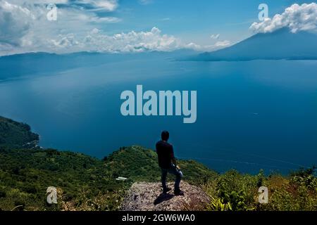 Vue sur le volcan San Pedro et le lac Atitlan dans les montagnes guatémaltèques, Solola, Guatemala Banque D'Images